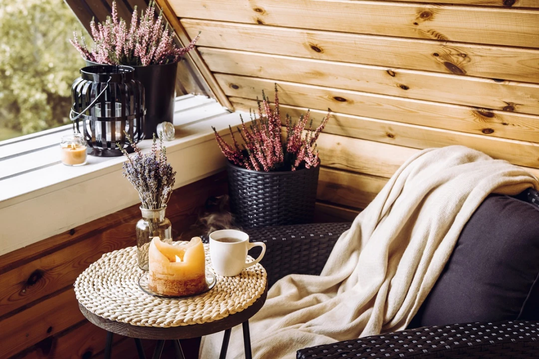 Dřevo a hygge: Jak si vytvořit útulný severský interiér s palubkami