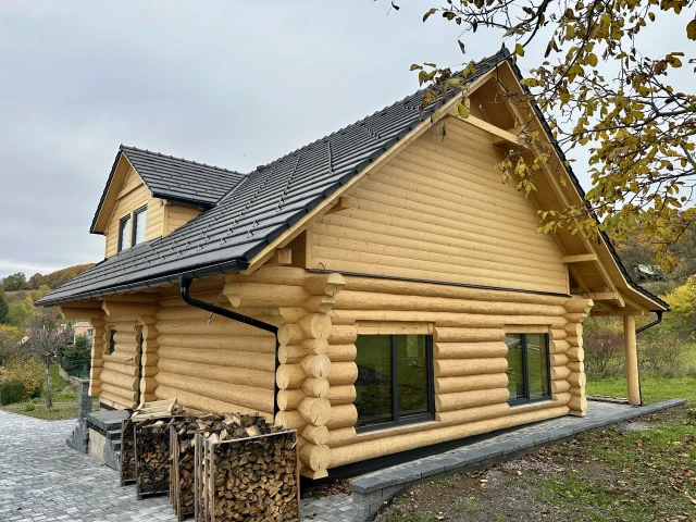 štít srubu